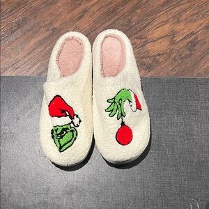 Women’s size 44/45 slippers size 9 -10 Cozy Cream Grinch Slippers no tags